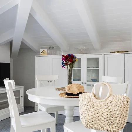 Lara Maison *